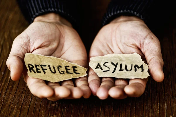 Stukjes papier met woorden vluchtelingen- en asielbeleid — Stockfoto