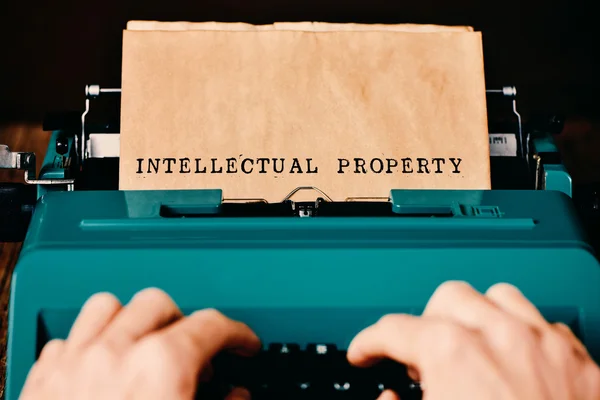 Texto propiedad intelectual escrito a máquina — Foto de Stock