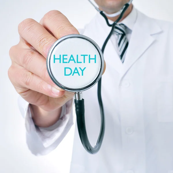 Arzt zeigt Stethoskop mit dem Text Gesundheitstag — Stockfoto