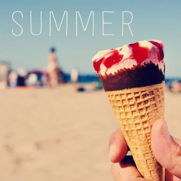 Szöveg nyár és a fagylalt a tengerparton — Stock Fotó