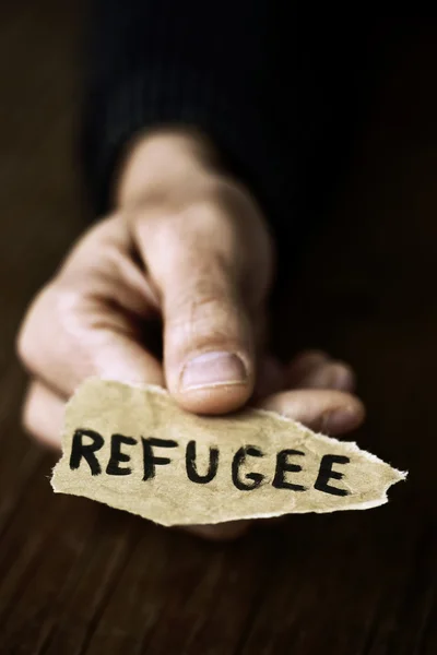 Лист бумаги со словом беженец — стоковое фото