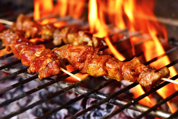 Vleesspiesen in een barbecue — Stockfoto