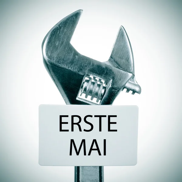 Nastavitelný klíč a vývěsní štít s textem erste mai — Stock fotografie