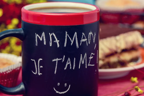 Snídaně a text maman je t aime, miluji tě máma ve francouzštině — Stock fotografie