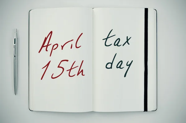 Текст 15-го квітня податковий день в блокноті — стокове фото