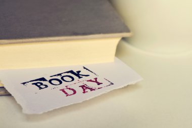 bir parça kağıda kitap ve metin kitap günü