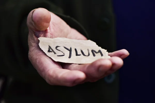 Vieil homme avec un papier avec le mot asile — Photo