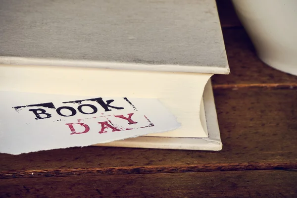 Boek en tekst boek dag in een stuk papier — Stockfoto