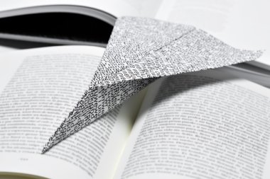 Kağıt uçağa açık bir kitap