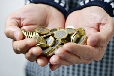 euro para onun elinde olan genç adam