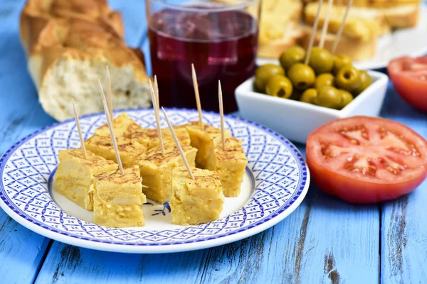 Spanisches Omelett, Oliven und Tinto de Verano — Stockfoto