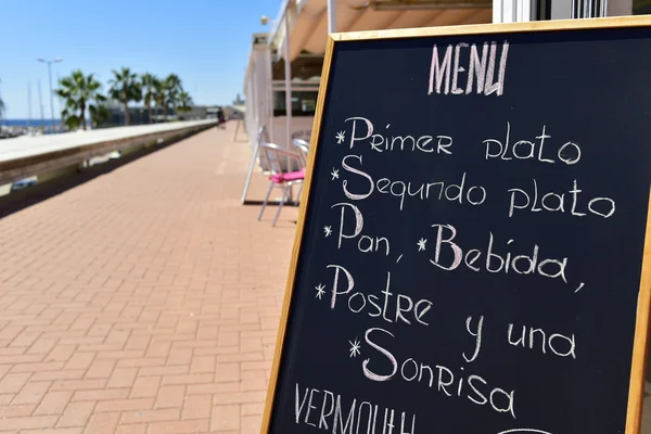 Menú pizarra en una ciudad costera de España — Foto de Stock