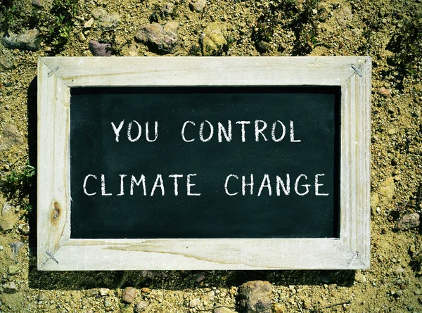 Kreidetafel mit dem Text, den Sie den Klimawandel kontrollieren — Stockfoto