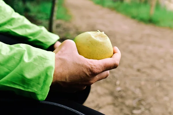 Giovane sportivo che mangia una mela — Foto Stock