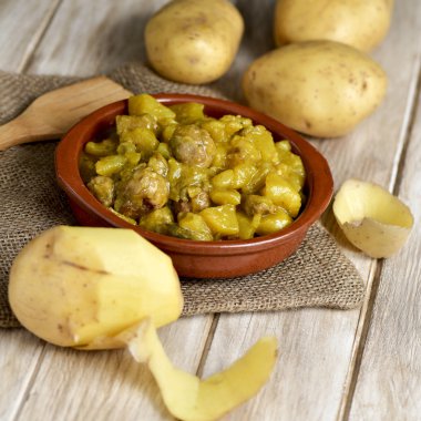 İspanyol guiso de patatas albondigas con