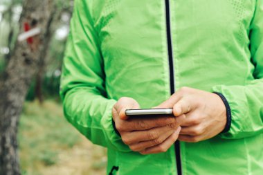 Genç sporcunun onun smartphone kullanarak