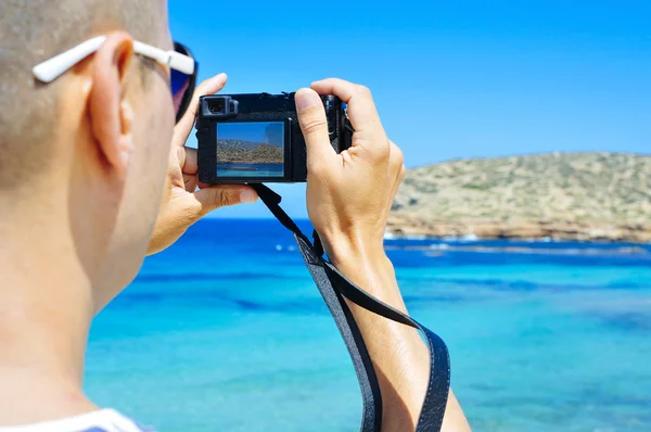 Homem tirando uma foto na Ilha de Ibiza, Espanha — Fotografia de Stock