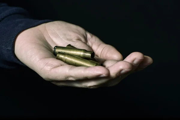 Az ember a kezében üres golyókkal — Stock Fotó