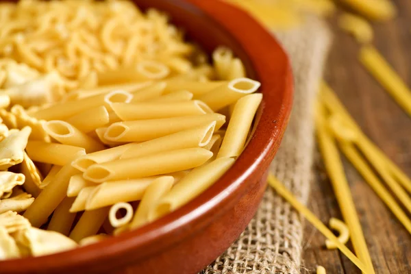 Rohe Nudeln wie Ravioli, Spaghetti oder Mostaccioli — Stockfoto