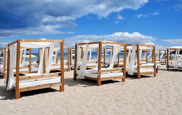 Camas e espreguiçadeiras em um clube de praia em Ibiza, Espanha — Fotografia de Stock