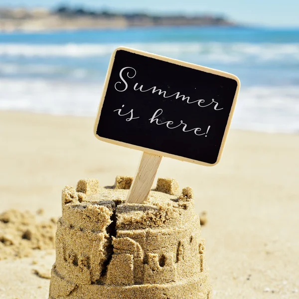 Text Sommer ist hier in einem Schild über einer Sandburg — Stockfoto