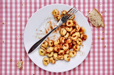 bir makarna yemek kalıntıları