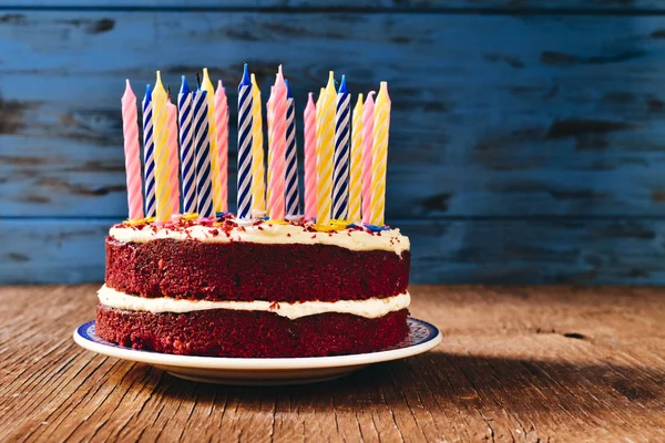 Bolo de aniversário com algumas velas não acesas — Fotografia de Stock