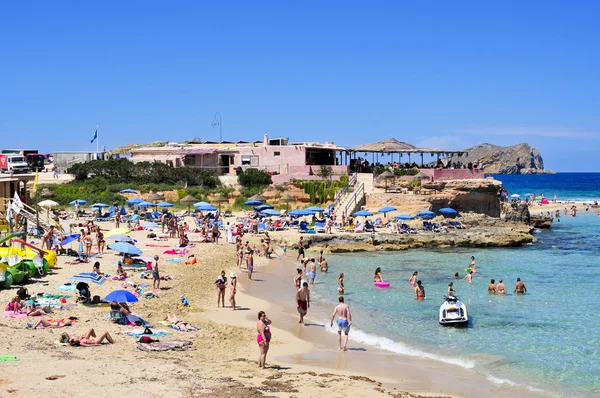 Sunbathers na pláži Cala dotyk v San Antonio na ostrově Ibiza, lázně — Stock fotografie