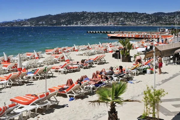 People sunbathing on the beach in Juan-Les-Pins, France — Stock Photo, Image