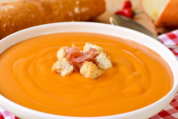 Salmorejo español con jamón y crutones — Foto de Stock