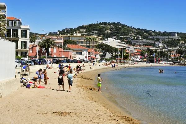 Lidé v Moure Rouge pláži v Cannes, Francie — Stock fotografie