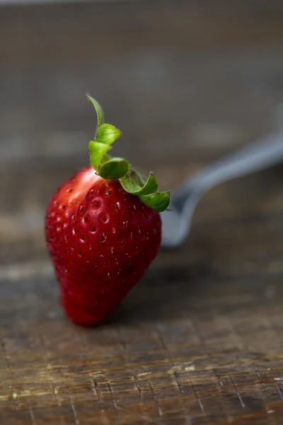 Erdbeere auf einem Holztisch — Stockfoto