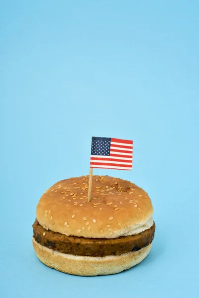 Bandeira dos Estados Unidos em um hambúrguer — Fotografia de Stock