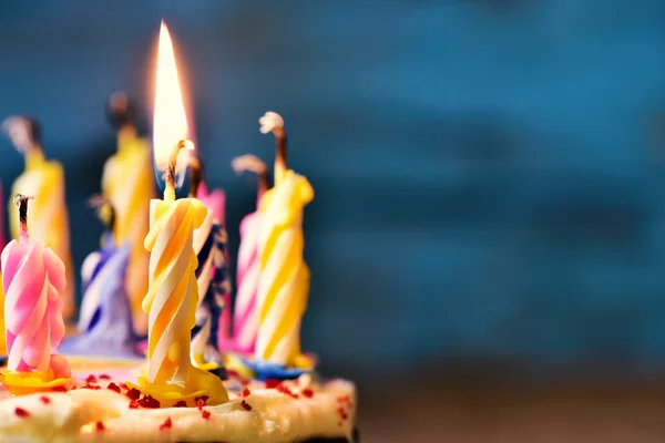 Blowing out the candles of a cake — Stock Photo, Image