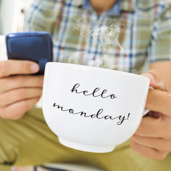 Ung man med en kopp med texten Hej måndag — Stockfoto