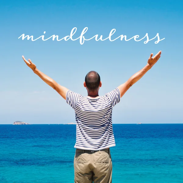 Man salutera den nya dagen och text mindfulness — Stockfoto