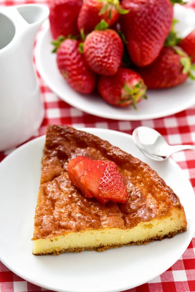 Cheesecake caseiro e morangos em uma mesa definida — Fotografia de Stock