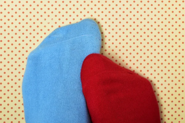 Osoba s neodpovídající ponožky — Stock fotografie