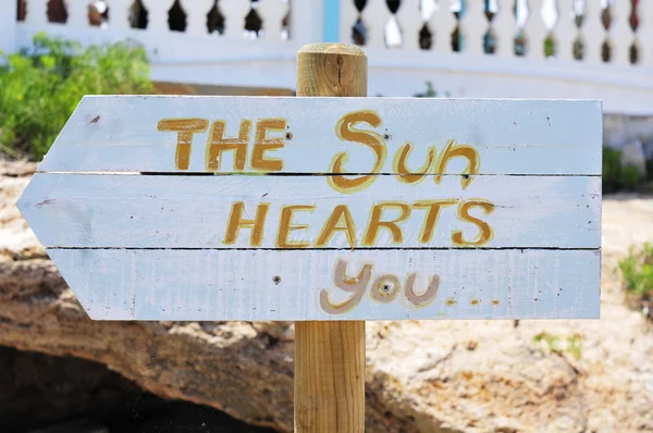 Signpost com o texto os corações do sol você — Fotografia de Stock