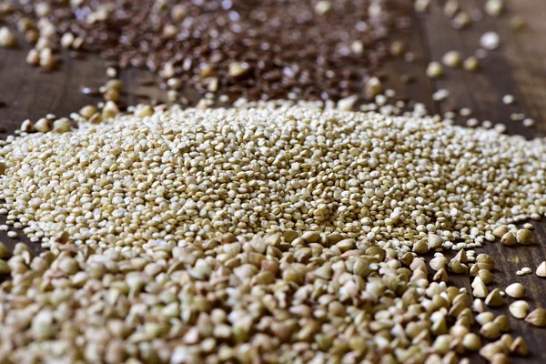 Buchweizen, Quinoa und braune Leinsamen — Stockfoto