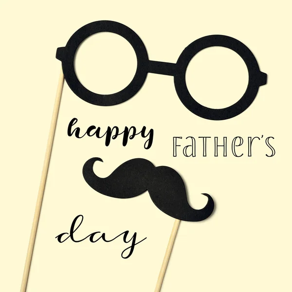Lunettes, moustache et texte heureux jour des pères — Photo