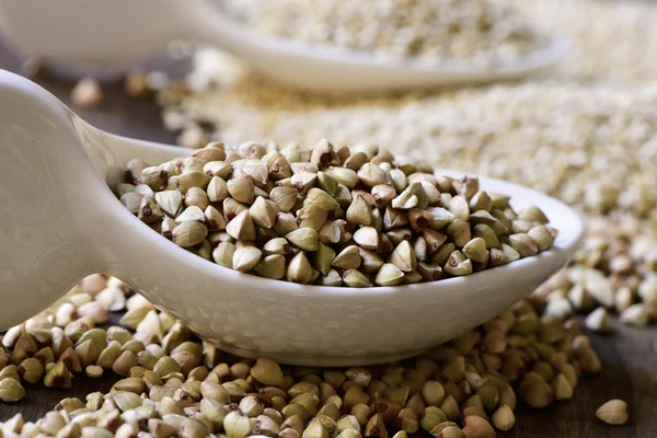 Sementes de trigo sarraceno e quinoa — Fotografia de Stock