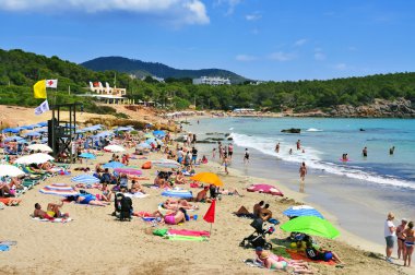 güneşlenenbirileri varsa Cala Nova Beach, Ibiza, İspanya