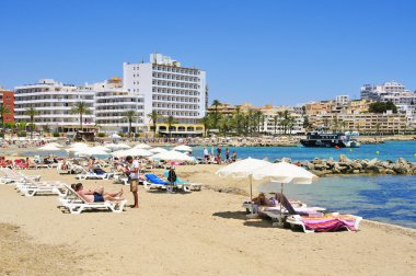 güneşlenenbirileri varsa Ses Figueretes Beach Ibiza kent, İspanya