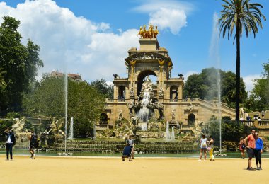 insanlara Parc de la Ciutadella Barcelona, İspanya