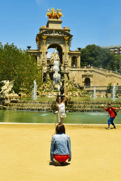 Lidé v Parc de la Ciutadella v Barceloně, Španělsko — Stock fotografie