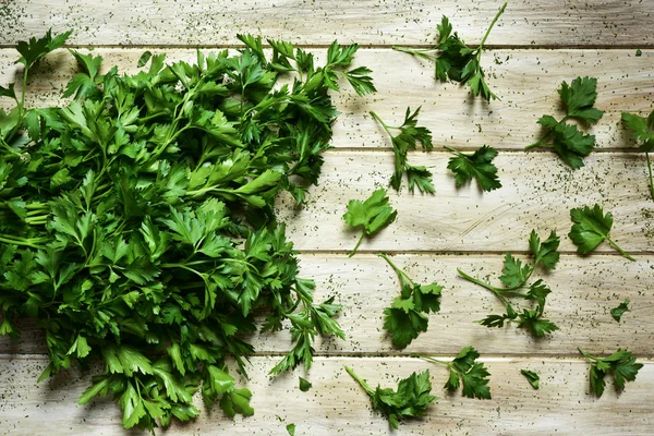 Buncho of parsley on a rustic white table — Stock Photo, Image