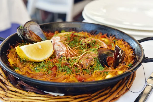 Fideua espanhola, uma caçarola típica de macarrão — Fotografia de Stock