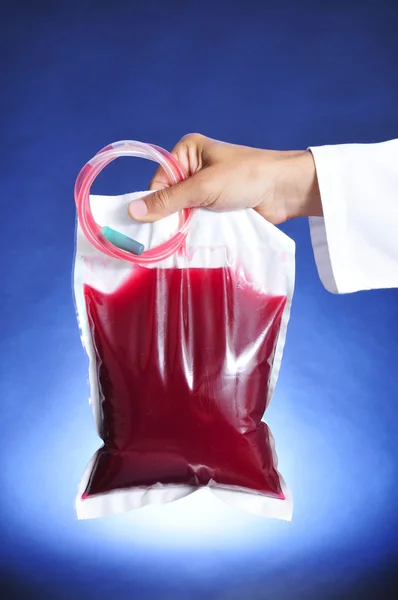 Médico homem segurando um saco de sangue — Fotografia de Stock