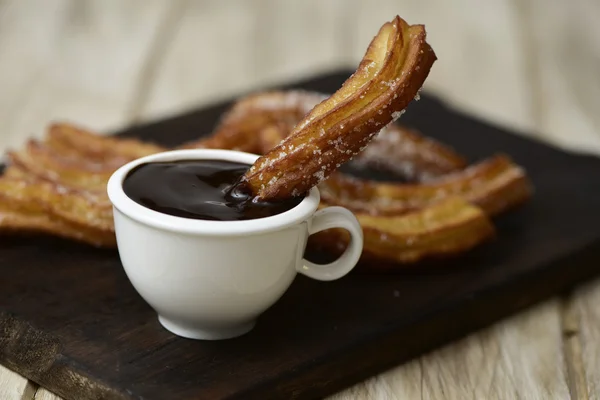 Churros con csokoládé, egy tipikus spanyol édes snack — Stock Fotó